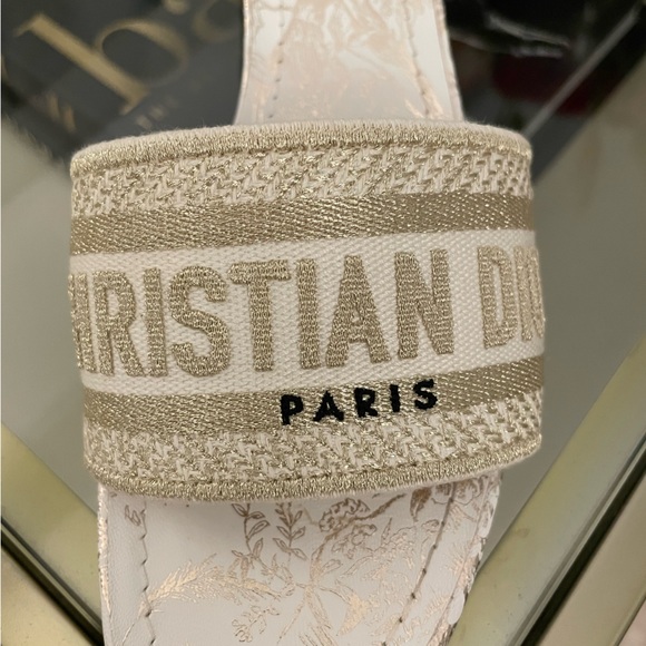 Dior Dway Heeled Slide Jardin d'Hiver Motif White-Gold
DIOR | KCQ244JHL-S67W - Picture 5 of 12